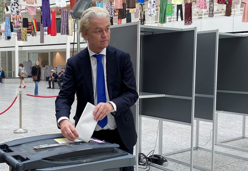 &copy; Reuters. Líder da extrema-direita da Holanda, Geert Wilders, vota nas eleições para o Parlamento Europeu, em Haian06/06/2024nREUTERS/Lewis Macdonald