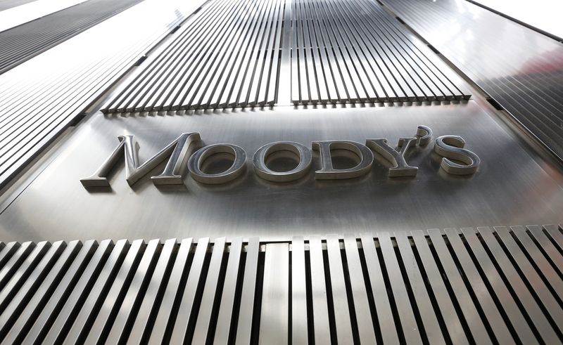 © Reuters. A Moody's sign is displayed on 7 World Trade Center, the company's corporate headquarters in New York, February 6, 2013. REUTERS/Brendan McDermid/File Photo