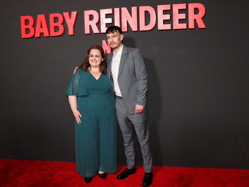 © Reuters. FILE PHOTO: Cast members Richard Gadd and Jessica Gunning attend a photo call for the television series Baby Reindeer in Los Angeles, California, U.S., May 7, 2024. REUTERS/Mario Anzuoni/File Photo