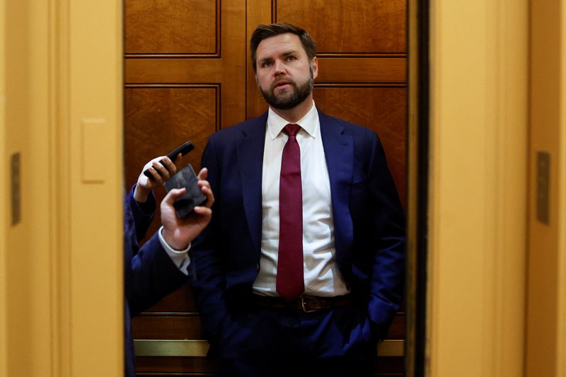 © Reuters. FILE PHOTO: U.S. Senator J.D. Vance (R-OH) boards an elevator to attend a Republican Senate luncheon at the U.S. Capitol in Washington, U.S. March 22, 2023.  REUTERS/Jonathan Ernst/File Photo