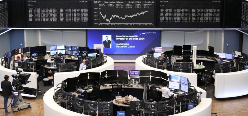 © Reuters. The German share price index DAX graph is pictured at the stock exchange in Frankfurt, Germany, May 17, 2024.     REUTERS/Staff/file photo