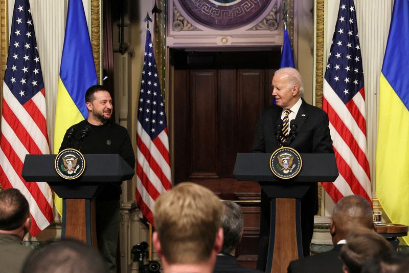 © Reuters. FILE PHOTO: U.S. President Joe Biden and Ukraine's President Volodymyr Zelenskiy react during a joint press conference at the White House in Washington, U.S., December 12, 2023. REUTERS/Leah Millis/File Photo