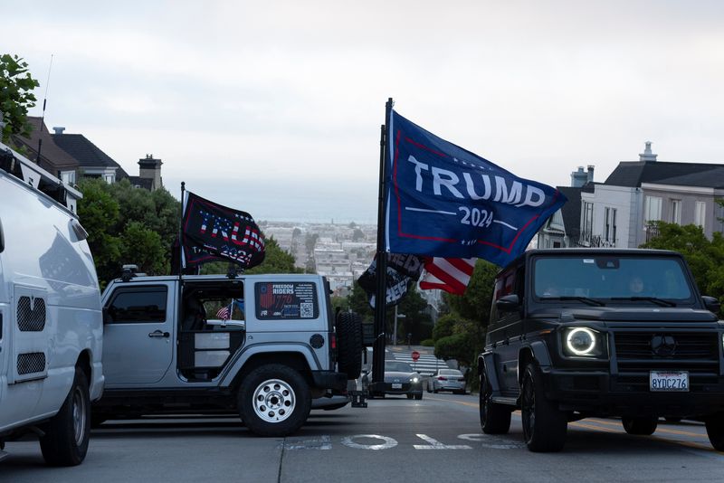 © Reuters. Supporters of Republican presidential candidate and former U.S. President Donald Trump rally in Pacific Heights during a campaign fundraiser in San Francisco, California, U.S., June 6, 2024.   REUTERS/Laure Andrillon