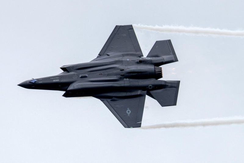 © Reuters. FILE PHOTO: A Lockheed Martin F-35 fighter jet performs during the International Aerospace Exhibition ILA on the opening day at Schoenefeld Airport in Berlin, Germany June 5, 2024. REUTERS/Axel Schmidt/File Photo