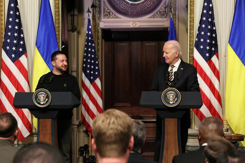 &copy; Reuters. Il Presidente degli Stati Uniti Joe Biden e il Presidente dell'Ucraina Volodymyr Zelensky durante una conferenza stampa congiunta alla Casa Bianca a Washington, Stati Uniti, 12 dicembre 2023. REUTERS/Leah Millis