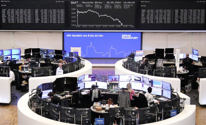 © Reuters. FILE PHOTO: The German share price index DAX graph is pictured at the stock exchange in Frankfurt, Germany, May 28, 2024.     REUTERS/Staff/file photo