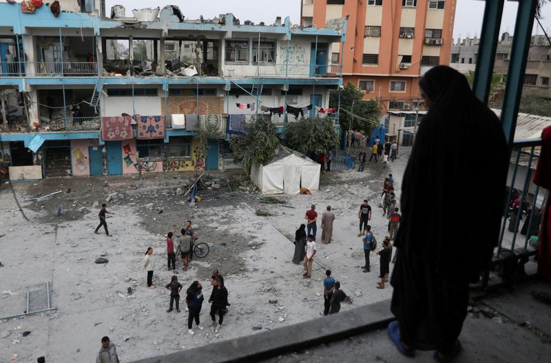 © Reuters. FILE PHOTO: Palestinians inspect the site of an Israeli strike on a UNRWA school sheltering displaced people, amid the Israel-Hamas conflict, in Nuseirat refugee camp in the central Gaza Strip, June 6, 2024. REUTERS/Abed Khaled/File Photo