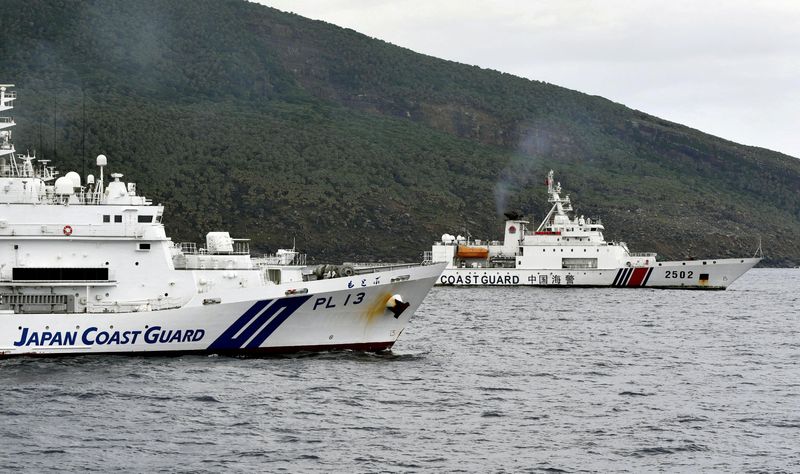 © Reuters. FILE PHOTO: A China Coast Guard vessel No.2502 sails near a Japan Coast Guard vessel Motobu off Uotsuri Island, one of a group of disputed islands called Senkaku Islands in Japan, also known in China as Diaoyu Islands, in the East China Sea April 27, 2024, in this photo released by Kyodo.  Mandatory credit Kyodo/via REUTERS/File Photo