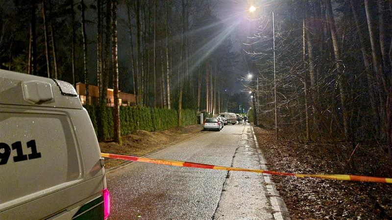 © Reuters. FILE PHOTO: The road outside Leonid Volkov?s house is pictured, in Vilnius, Lithuania, March 12, 2024. REUTERS/Andrius Sytas/File Photo