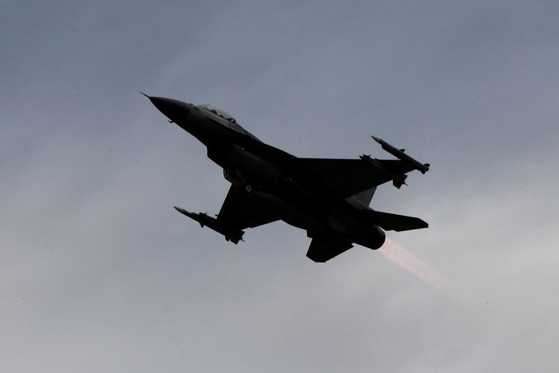 &copy; Reuters. Caça F-16 participa de exercício militar na base aérea de Zhi-Hang, em Taitung, Taiwann30/01/2018 REUTERS/Tyrone Siu