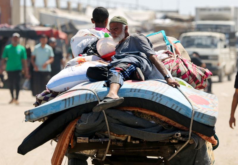 &copy; Reuters. Palestinos fogem de Rafah em meio a operação militar de Israeln 7/6/2024   REUTERS/Hatem Khaled