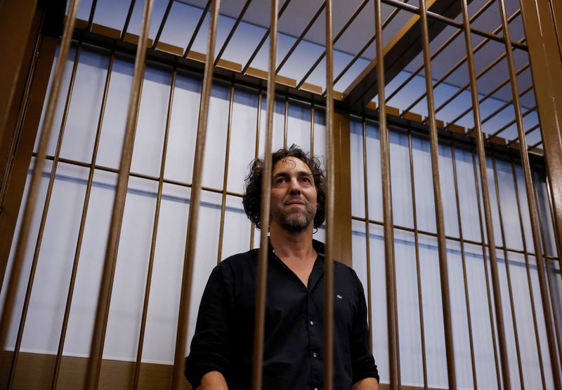 © Reuters. French national Laurent Vinatier, an adviser to the Swiss nonprofit Centre for Humanitarian Dialogue, who was detained on suspicion of gathering information on Russia's military activities, stands inside an enclosure for defendants before a court hearing in Moscow, Russia June 7, 2024. REUTERS/Maxim Shemetov