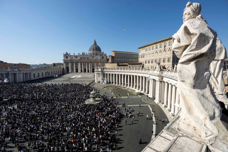 &copy; Reuters. Fiéis católicos na Praça de São Pedro, no Vaticanon18/02/2024 Vatican Media/­Simone Risoluti/Divulgação via REUTERS