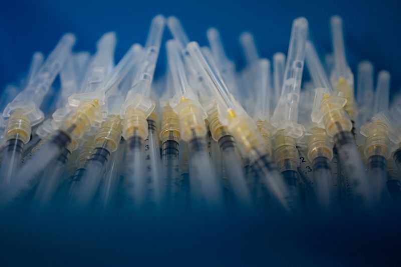 © Reuters. FILE PHOTO: Syringes are pictured at Skippack Pharmacy in Schwenksville, Pennsylvania, U.S., May 19, 2022. REUTERS/Hannah Beier