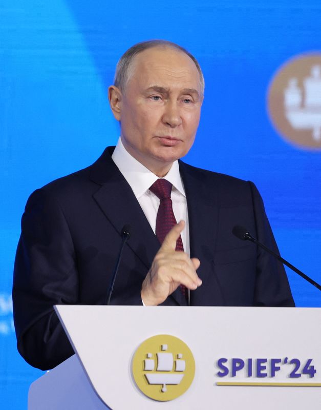&copy; Reuters. Presidente da Rússia, Vladimir Putin, discursa no Fórum Econômico Internacional de São Petersburgon07/06/2024 REUTERS/Anton Vaganov/Pool