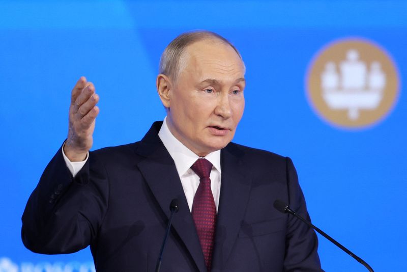 &copy; Reuters. Presidente russo, Vladimir Putin, participa do Fórum Econômico Internacional de São Petersburgon07/06/2024nREUTERS/Anton Vaganov/Pool