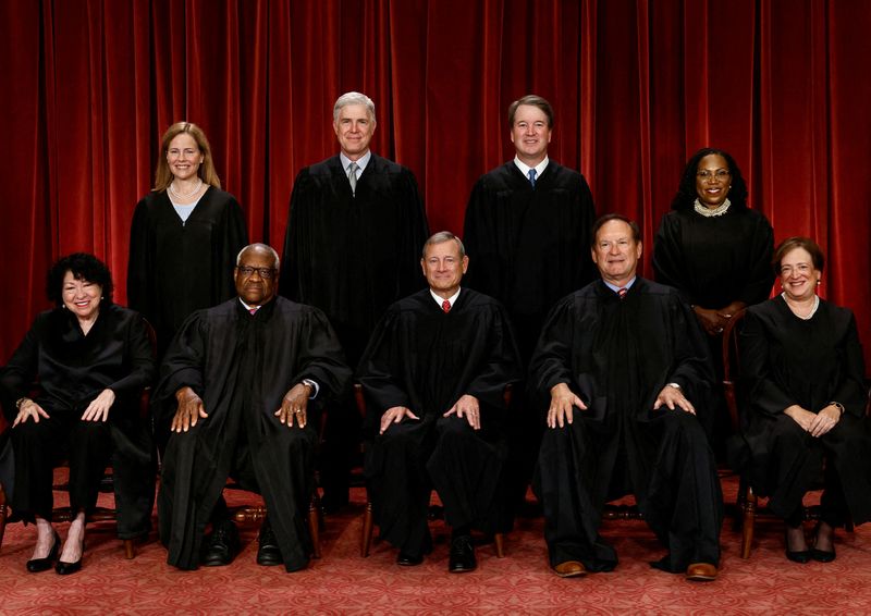 © Reuters. U.S. Supreme Court justices pose for their group portrait at the Supreme Court in Washington, U.S., October 7, 2022. REUTERS/Evelyn Hockstein/File Photo