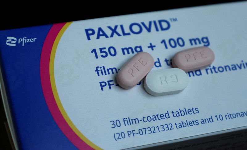 © Reuters. FILE PHOTO: Paxlovid, Pfizer's antiviral medication to treat the coronavirus disease (COVID-19), is displayed in this picture illustration taken October 7, 2022.  REUTERS/Wolfgang Rattay/Illustration/File Photo