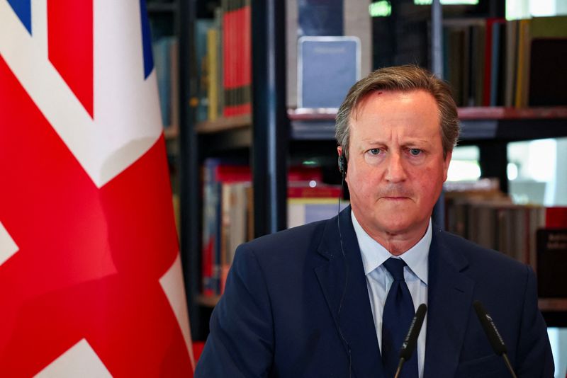 &copy; Reuters. O secretário de Relações Exteriores do Reino Unido, David Cameron, em coletiva de imprensa em Tirana, Albânia n22/05/2024 nREUTERS/Florion Goga