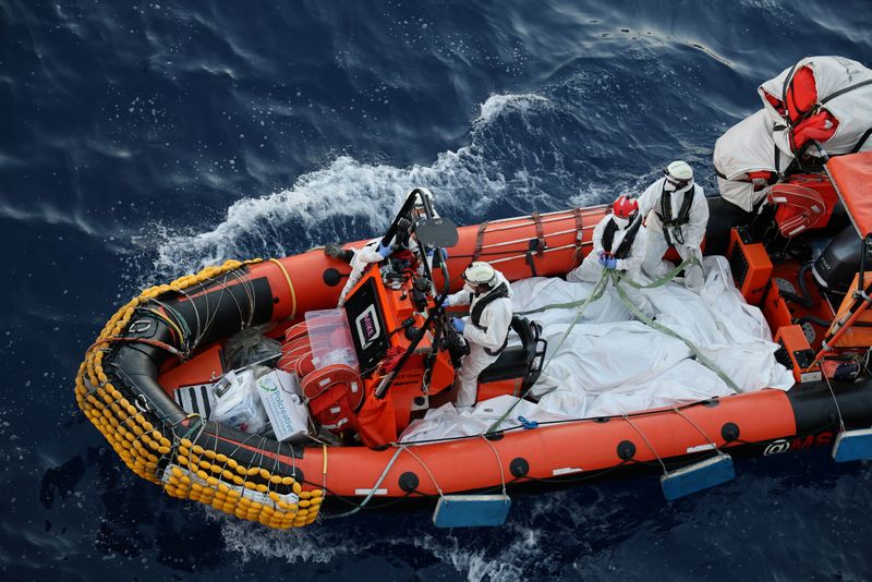 © Reuters. Handout image shows Medecins Sans Frontieres (MSF) teams retriving dead bodies of migrants in body bags from the Mediterranean sea June 7, 2024. MSF/Frederic Seguin/Handout via REUTERS