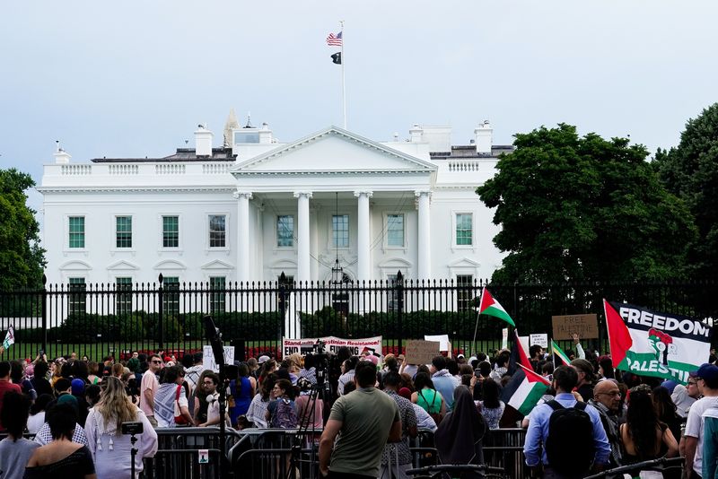 © Reuters. FILE PHOTO: People demonstrate during a pro-Palestinian rally in front of the White House, during the ongoing conflict between Israel and the Palestinian Islamist group Hamas, in Washington, U.S., May 28, 2024. REUTERS/Elizabeth Frantz/File Photo
