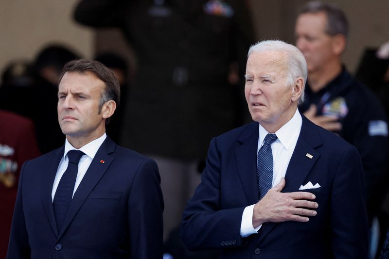 &copy; Reuters. U.S President Joe Biden and French President Emmanuel Macron attend a ceremony to mark the 80th anniversary of D-Day at the Normandy American Cemetery and Memorial in Colleville-sur-Mer, France, June 6, 2024. REUTERS/Christian Hartmann