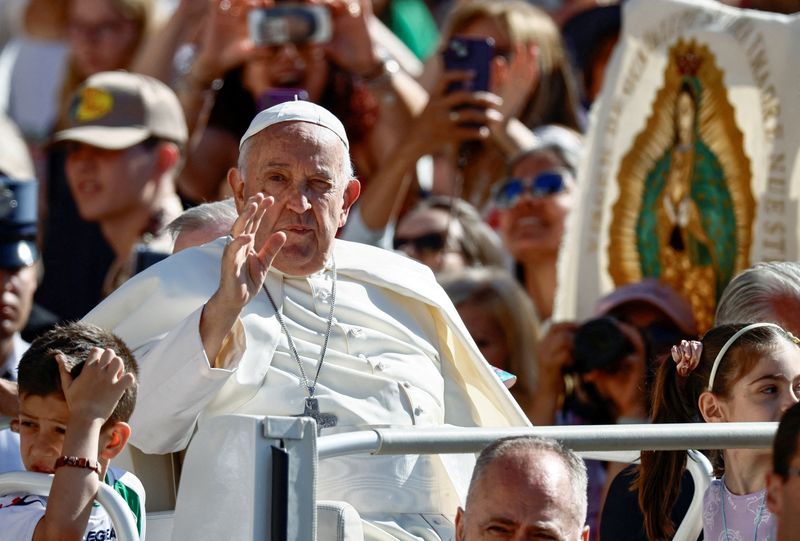 © Reuters. FILE PHOTO: Pope Francis greets people as he arrives for the weekly general audience in Saint Peter's Square at the Vatican, June 5, 2024. REUTERS/Yara Nardi/File Photo