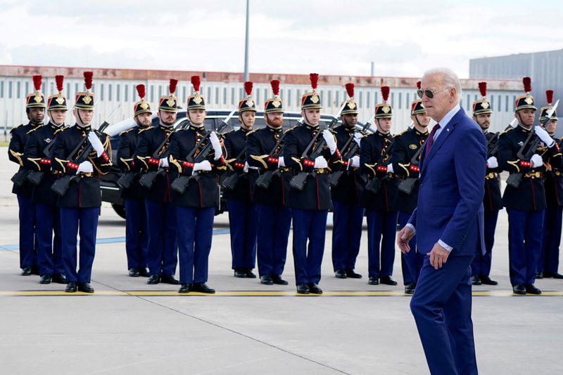 &copy; Reuters. Presidente dos EUA, Joe Biden, é recebido pela Guarda de Honra ao chegar ao Aeroporto de Orly, em Parisn05/06/2024 REUTERS/Elizabeth Frantz