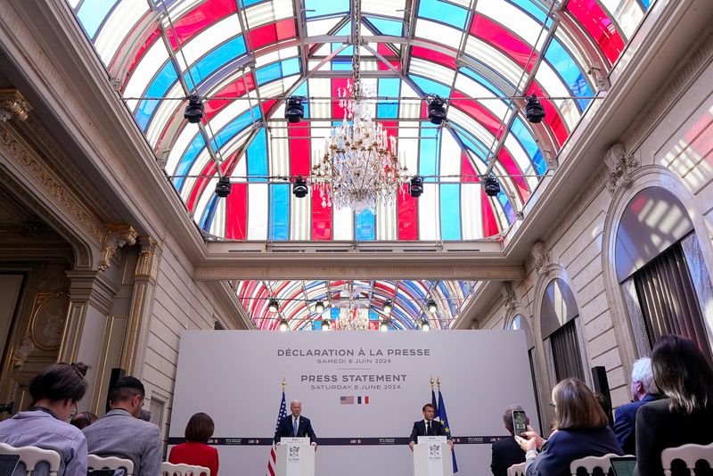 © Reuters. U.S. President Joe Biden and French President Emmanuel Macron deliver statements to journalists at Elysee Palace in Paris, France, June 8, 2024. REUTERS/Elizabeth Frantz