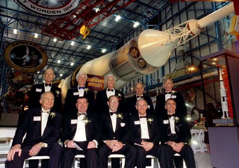 &copy; Reuters. Astronautas da Apollo posam no novo Centro Apollo/Saturn V em uma gala no Centro Espacial Kennedy, em 8 de janeiro. Sentados (da esquerda para a direita): Buzz Aldrin, Richard Gordon, Edgar Mitchell, Charlie Duke, Walter Cunningham. Fila de trás: Thomas 