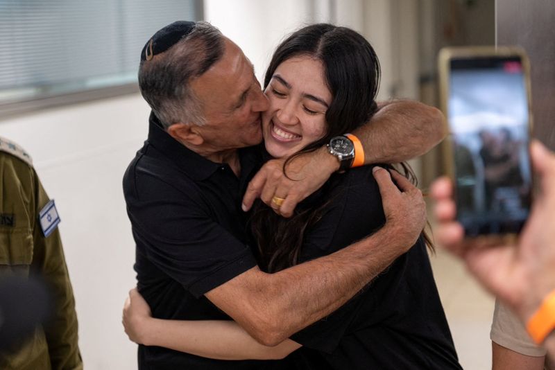 © Reuters. Noa Argamani, a rescued hostage embraces her father, Yakov Argamani, after the military said that Israeli forces have rescued four hostages alive from the central Gaza Strip, in Ramat Gan, Israel, in this handout image obtained by Reuters on June 8, 2024. Israeli Army/Handout via REUTERS    