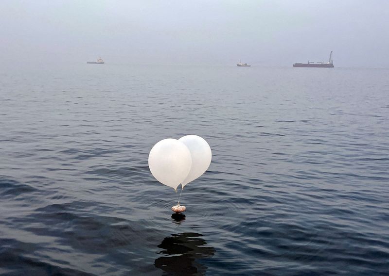 © Reuters. A balloon carrying various objects including what appeared to be trash, believed to have been sent by North Korea, is pictured at the sea off Incheon, South Korea, June 9, 2024.    Yonhap via REUTERS   