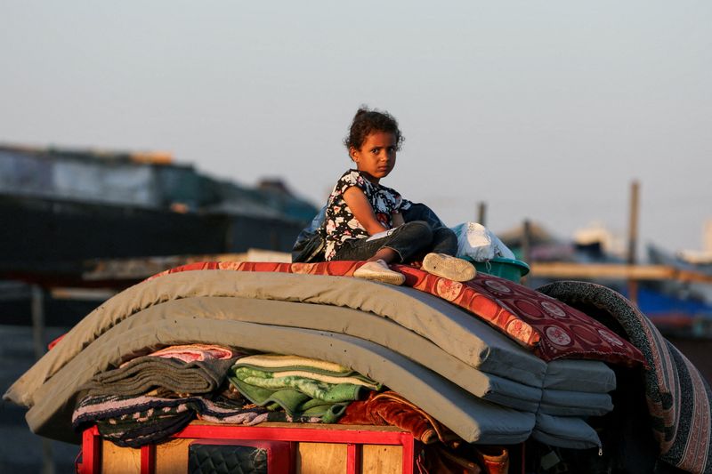 © Reuters. A Palestinian sits on top of belongings as he flees Rafah due to an Israeli military operation, amid the Israel-Hamas conflict, in Rafah, in the southern Gaza Strip, June 7, 2024. REUTERS/Hatem Khaled/File Photo