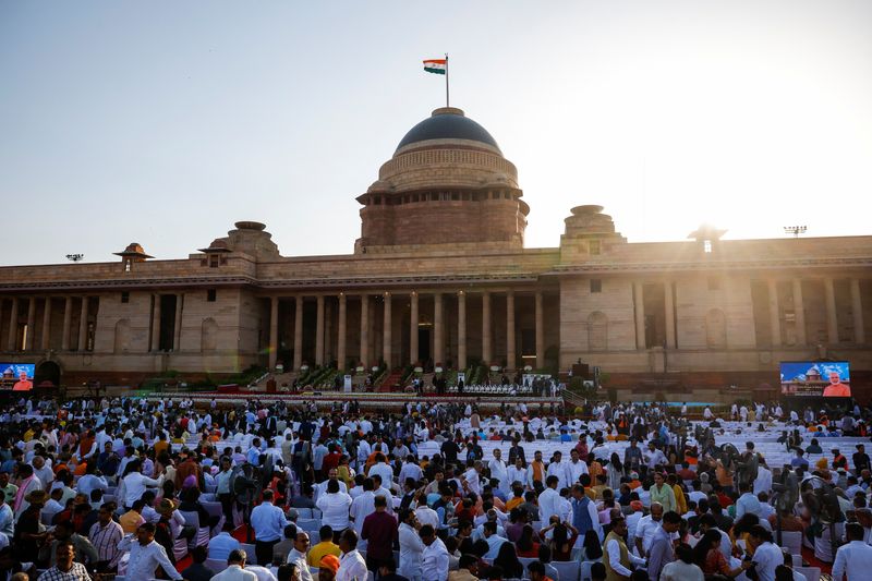 © Reuters. People gather on the day of India's Prime Minister Narendra Modi's swearing-in ceremony at the presidential palace in New Delhi, India, June 9, 2024. REUTERS/Adnan Abidi