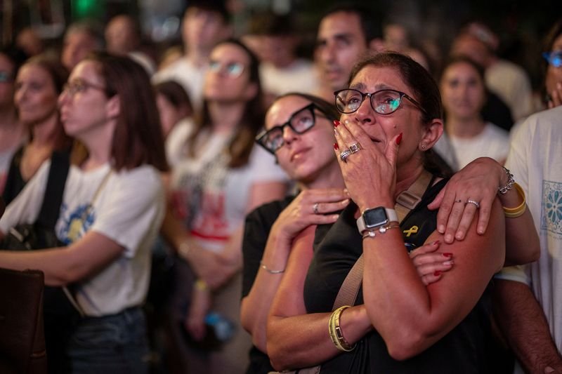 © Reuters. People react during a rally in support of hostages in Gaza, asking for their release, amid the ongoing Israel-Hamas conflict, in Tel Aviv, Israel, June 8, 2024. REUTERS/Marko Djurica