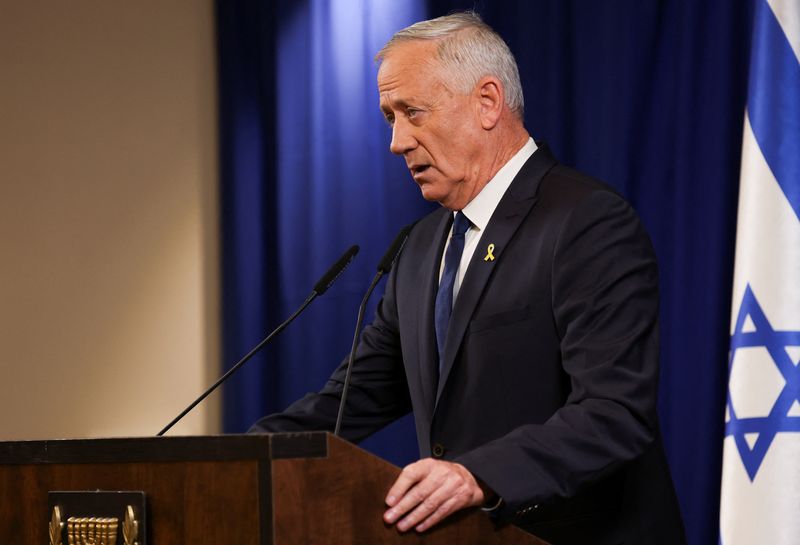 © Reuters. Israeli Minister Benny Gantz addresses the media after his ultimatum to withdraw his centrist party from Israeli Prime Minister Benjamin Netanyahu’s emergency government expired, in Ramat Gan, Israel June 9, 2024. REUTERS/Nir Elias