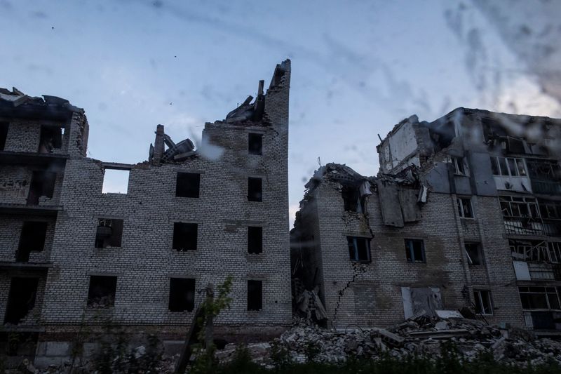 &copy; Reuters. FILE PHOTO: A view shows heavily damaged residential buildings in the town of Chasiv Yar, amid Russia's attack on Ukraine, in Donetsk region, Ukraine May 23, 2023. REUTERS/Yevhenii Zavhorodnii/File Photo