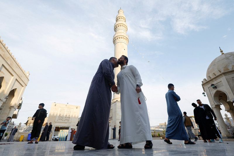 © Reuters. FILE PHOTO: Sunni worshippers exchange greetings after Eid al-Fitr prayers to mark the end of the fasting month of Ramadan in Mosul, Iraq April 10, 2024. REUTERS/Khalid Al-Mousily/File Photo