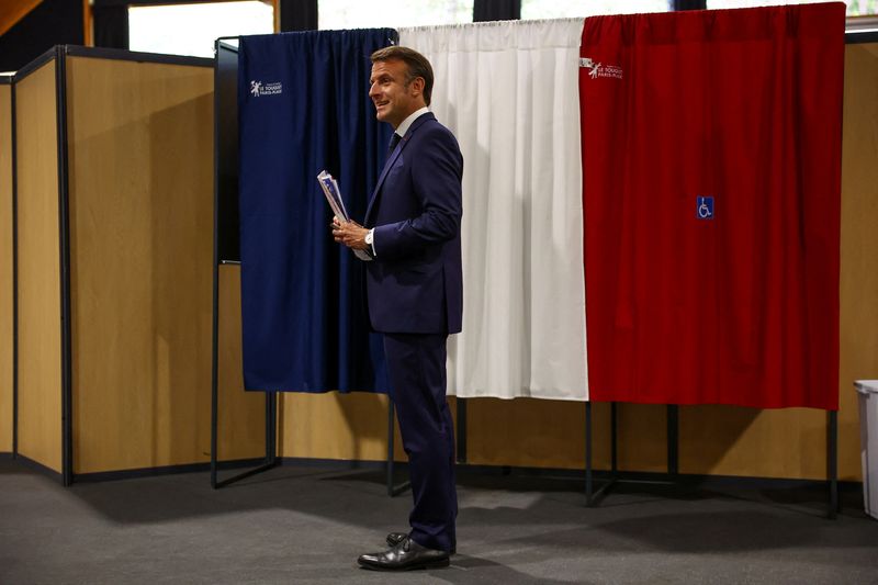 © Reuters. FILE PHOTO: French President Emmanuel Macron stands in front of voting booths during the European Parliament election, at a polling station in Le Touquet-Paris-Plage, France, June 9, 2024. REUTERS/Hannah McKay/Pool/File Photo