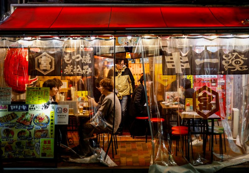 © Reuters. FILE PHOTO: People enjoy drinks and food at an izakaya pub restaurant at the Ameyoko shopping district, in Tokyo, Japan February 15, 2024. REUTERS/Issei Kato/file photo