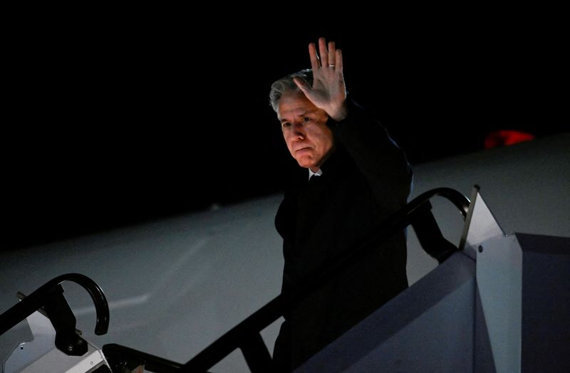 © Reuters. FILE PHOTO: U.S. Secretary of State Antony Blinken waves upon arrival at the airport in Munich ahead the 60th Munich Security Conference (MSC) in Munich, Germany on February 15, 2024. Thomas Kienzle/Pool via REUTERS/File Photo