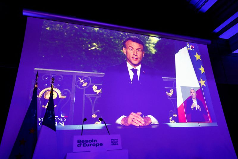 &copy; Reuters. Il presidente francese Emmanuel Macron appare su uno schermo dopo la chiusura dei seggi per le elezioni del Parlamento europeo, a Parigi, Francia, 9 giugno 2024. REUTERS/Abdul Saboor/File Photo