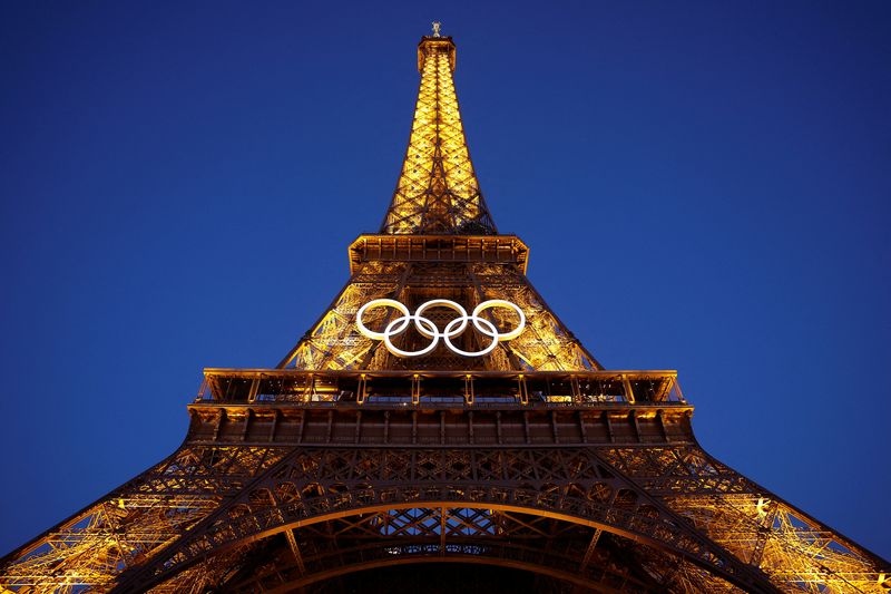 © Reuters. The Olympic rings are displayed on the first floor of the Eiffel Tower ahead of the Paris 2024 Olympic games in Paris, France, June 7, 2024 REUTERS/Christian Hartmann     