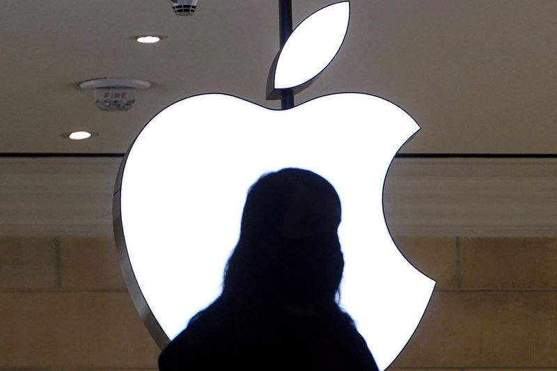 &copy; Reuters. FILE PHOTO: A person is silhouetted against a logo sign of the Apple Store in the Grand Central Terminal in the Manhattan borough of New York City, New York, U.S., January 4, 2022.  REUTERS/Carlo Allegri/File Photo
