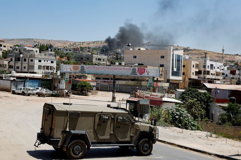 &copy; Reuters. Smoke rises during an Israeli raid in Al-Faraa refugee camp near Tubas, in the Israeli-occupied West Bank June 10, 2024. REUTERS/Raneen Sawafta