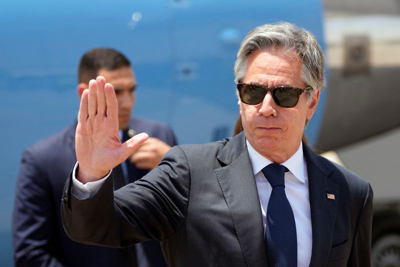 © Reuters. U.S. Secretary of State Antony Blinken gestures upon his arrival at Cairo airport, Egypt, Monday, June 10, 2024.     Amr Nabil/Pool via REUTERS