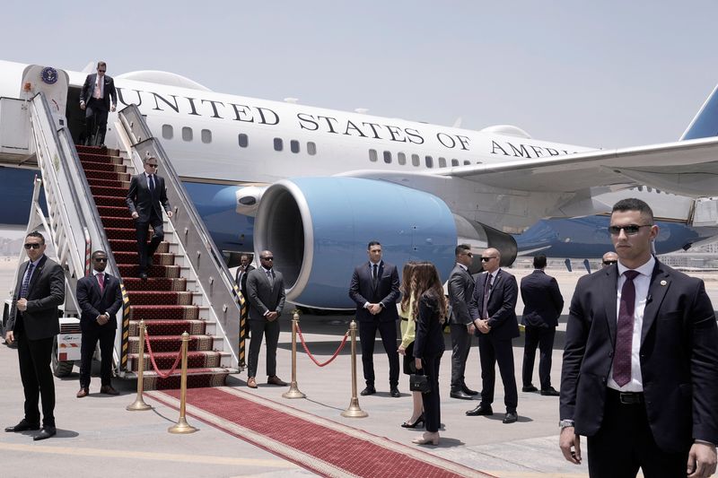 © Reuters. U.S. Secretary of State Antony Blinken arrives at Cairo airport, Egypt, Monday, June 10, 2024.     Amr Nabil/Pool via REUTERS