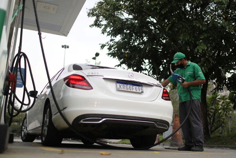 &copy; Reuters. Carro é abastecido em posto de combustíveis no Rio de Janeiron09/09/2021nREUTERS/Pilar Olivares