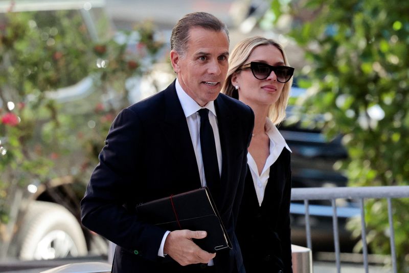 © Reuters. Hunter Biden, son of U.S. President Joe Biden, and his wife Melissa Cohen Biden arrive at the federal court for his trial on criminal gun charges, in Wilmington, Delaware, U.S., June 10, 2024. REUTERS/Hannah Beier