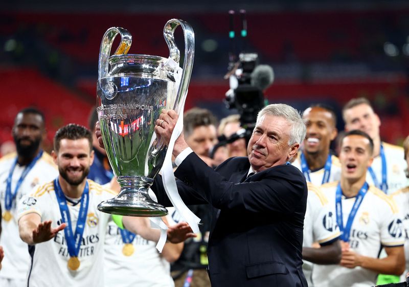 &copy; Reuters. Técnico do Real Madrid, Carlo Ancelotti, levanta troféu da Liga dos Campeões no Estádio de Wembley, em Londresn01/06/2024 REUTERS/Hannah Mckay